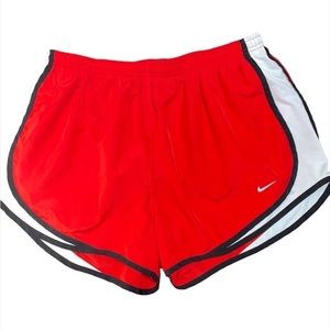 - LADIES NiKE DriFit shorts XL
